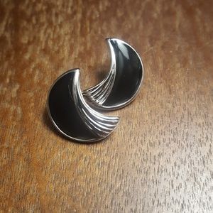 !Vintage! Trifari silvertone black enamel earrings